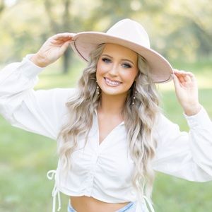 Meet your Posher, Demi